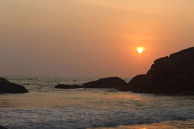 Kudle Beach cliff coastline — scenic beach backdrop for relaxed corporate retreats and team offsites in Varkala
